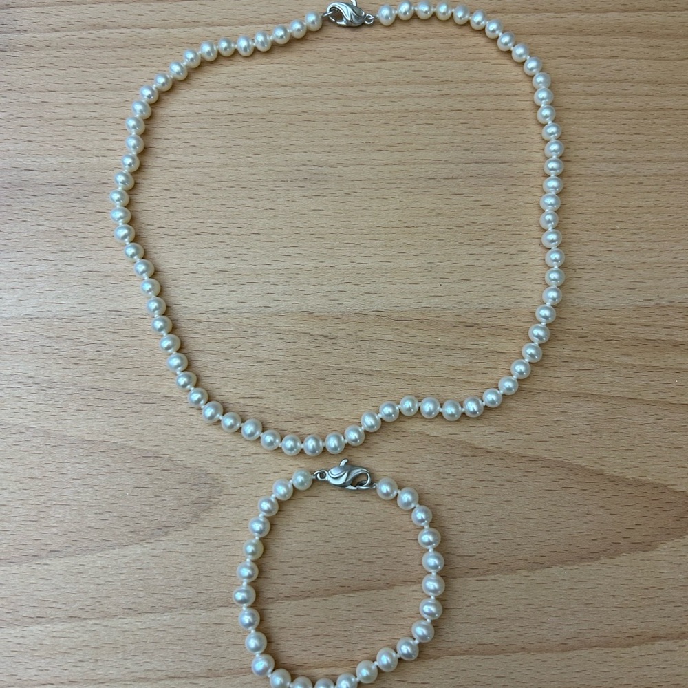 Pearl necklace and bracelet